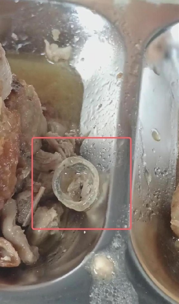职校食堂疑似吃出避孕套，官方通报食堂关闭，莫让指鼠为鸭闹重演