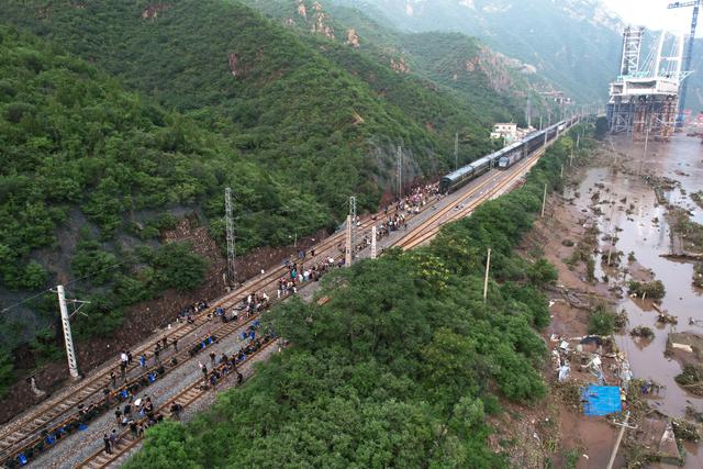 深圳同志导航报道：风雨同路渡难关