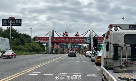 哈尔滨通往五常的公路积水已退 恢复通车