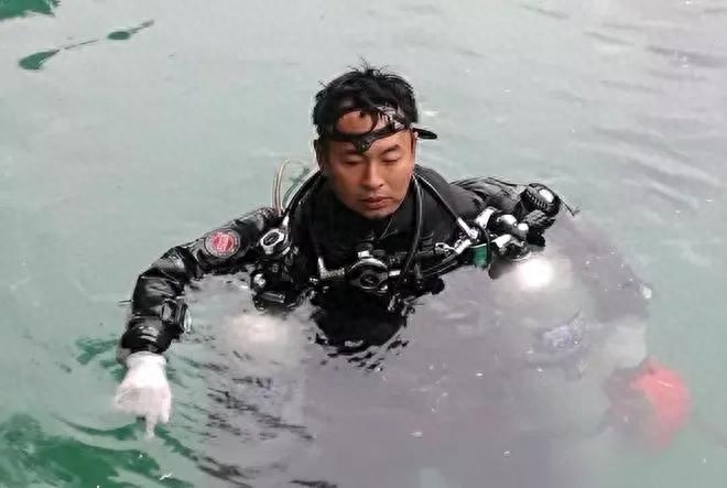 熊导航报道：潜水英雄韩挺溺亡！遗体卡在110米洞口，曾指导吴京潜水技巧