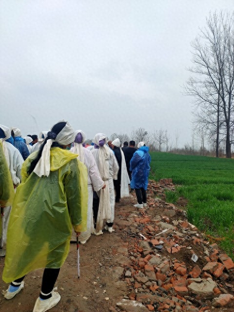 “夫妻不送葬，送葬必遭殃”，这句老话是什么意思？背后有什么说法？