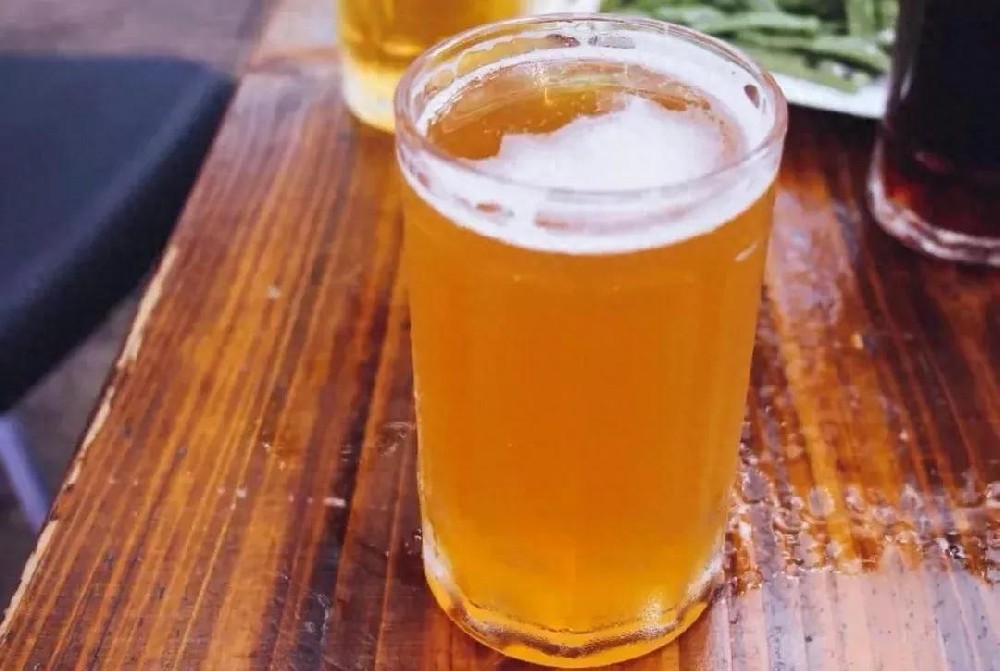 熊导航报道：青岛啤酒工人涉嫌在原料仓内小便：三个疑问引发热议