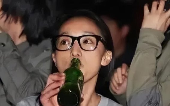 刘烨与周迅的娱乐圈风波：言辞伤人后的深夜道歉