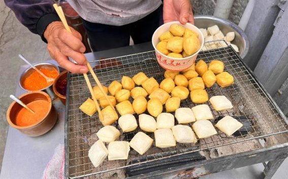 云南美食之旅：探寻八款当地美味，传统过桥米线略显逊色