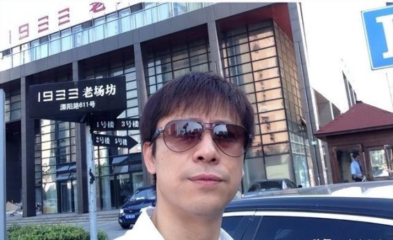 岁月留痕，解晓东55岁近况曝光，与阎维文朱时茂共聚，12元饮料引发关注