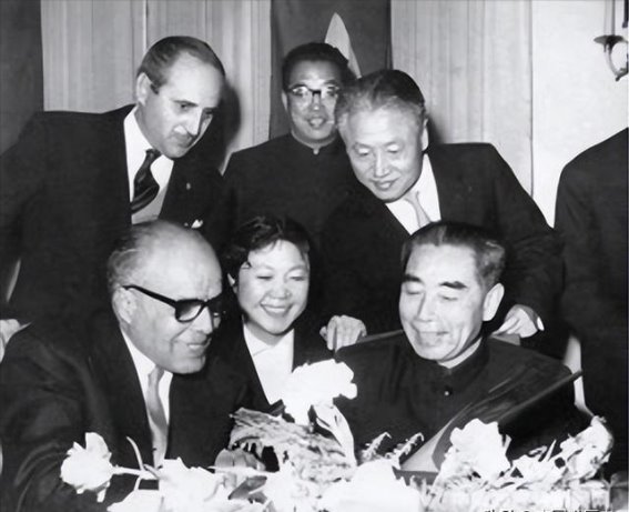 周总理的谦和风范：1957年楼外楼一块金属的故事