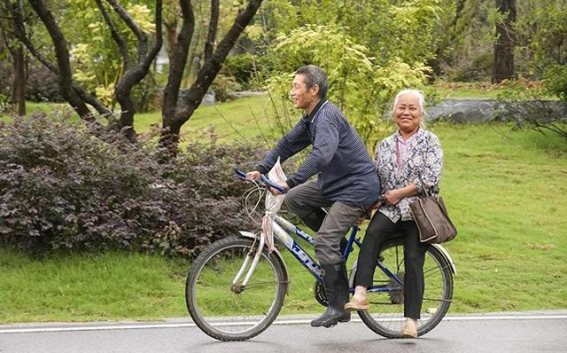 老年生活智慧：七旬之际，避开五地，守护幸福晚年