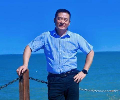 城市公交画面：南京与上海的对比