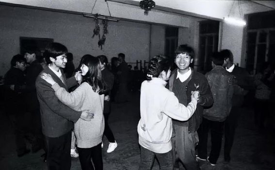 命途多舛，高材生为情花光40万，女友背弃如今悲喜交加