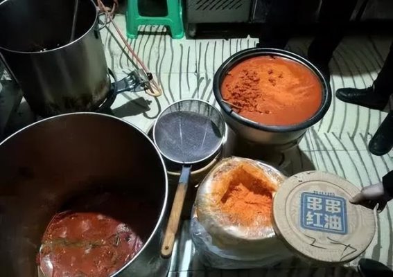 揭秘食品黑幕：火锅店“口水油”事件背后的危害与惊人内幕
