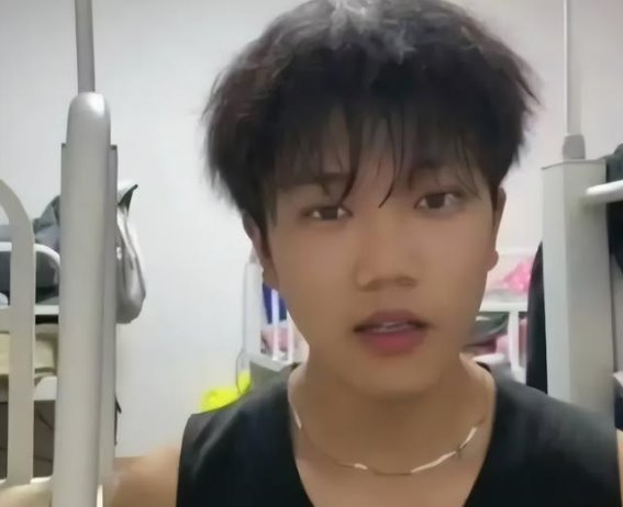 解克锋家庭团聚，解清帅面临两难选择，舆论探讨未来走向