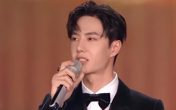 主持舞台“搞笑达人”杨迪，微光盛典尴尬教训