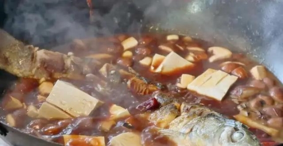 炖草鱼的妙招：除了葱姜蒜，再加两味，鱼肉不腥不柴入味香