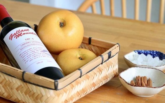 红酒炖雪梨：润肺养颜的美食佳品