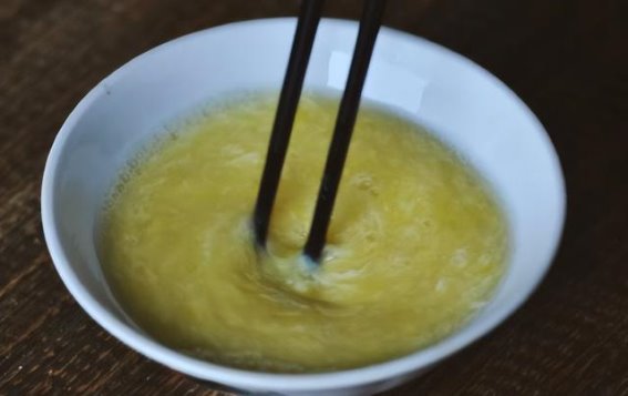 开水冲鸡蛋，滴香油，坚持喝半年，最后身体会收获哪些好处？