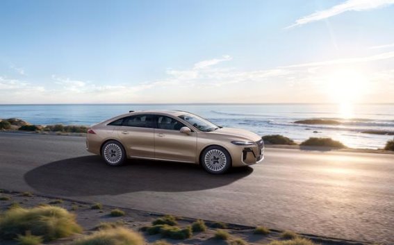 荣威M7 DMH：革新混动家轿的智能时代