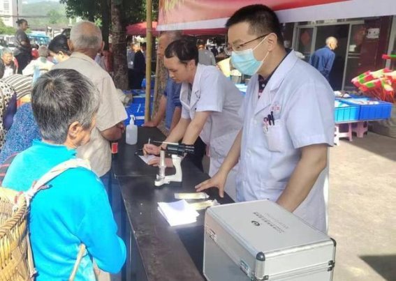 大竹县知联会携手县人民医院开展眼健康义诊活动