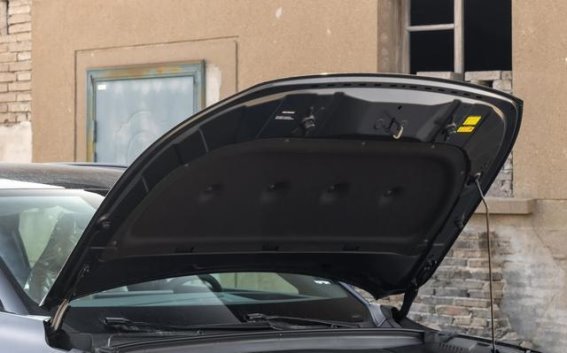 极狐阿尔法T5：智能辅助助力城市驾驶，续航与性能并行