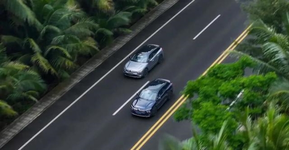 凡尔赛C5 X金卡纳赛场显锋芒，法式驾控美学再获殊荣