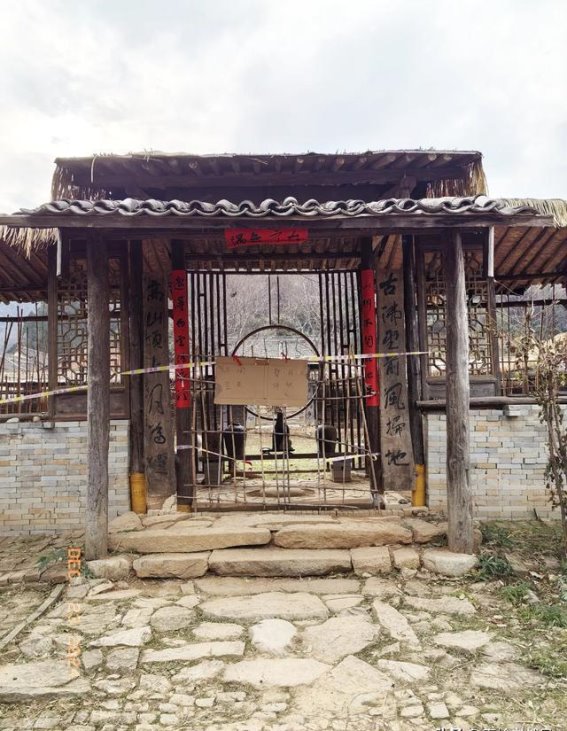 在秦岭冬日的静谧中，穿行于圭峰寺与高冠瀑布之间