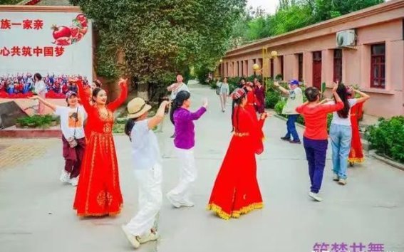 新疆的舞蹈与热情：载歌载舞的欢聚时光