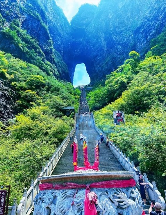 天门山索道：云端之上，尽享惊艳与宁静