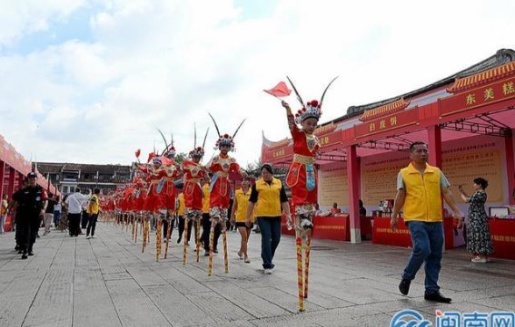 石亭高跷重返漳州古城 传统技艺在新时代焕发新生