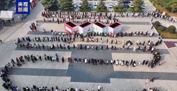 河南博物院春节期间热度不减，游客如潮