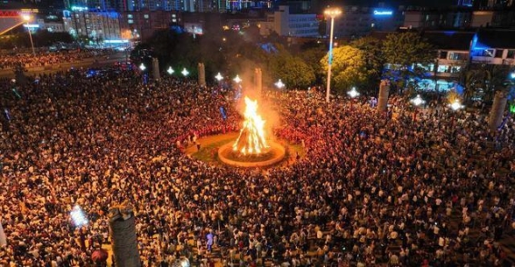 新平县火把节：点燃激情，燃起热情的夏夜