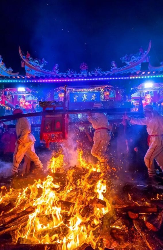 正月十五，莆田九峰村的抬棕轿撞火盛典