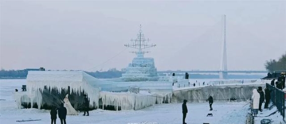 冰雪辽宁舰：冰城中的壮丽奇迹
