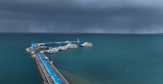 青海湖的初雪：在雪中聆听大自然的声音