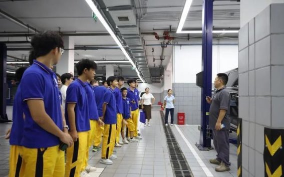 比亚迪腾势4S店化身实践课堂 湖南万通新生开启职业启蒙之旅