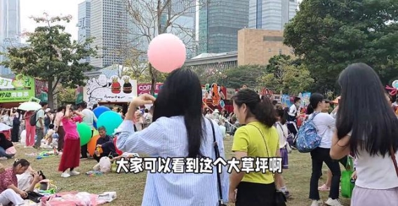 深圳莲花山公园：人流如潮的绿色天地