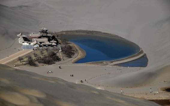 春风再度吹拂，月牙泉冰消泉开，敦煌迎来旅游新春潮