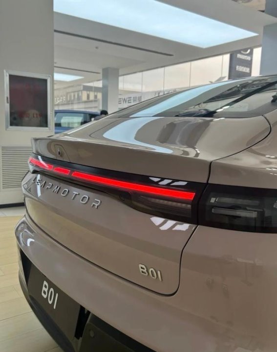 零跑B01：10万级纯电轿车的智能革命，年轻人购车新选择