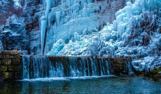 济南红崖冰瀑：冰雪童话中的自然奇迹