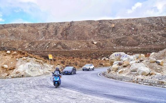 春光中的秘境邂逅：林芝桃花与藏村的温暖