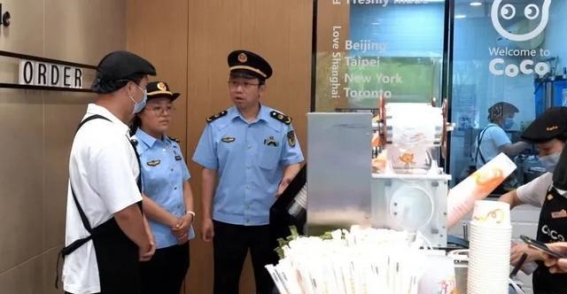 CoCo奶茶店员工偷吃西瓜瓜心，引发食品安全和品牌形象危机！