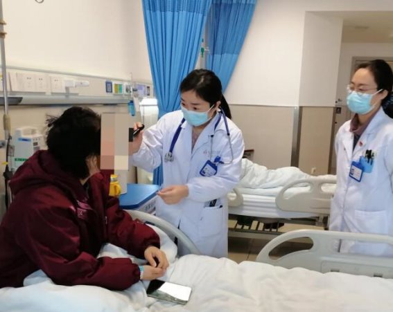 反复牙龈出血竟然是白血病的警示，医生提醒要警惕这些早期信号