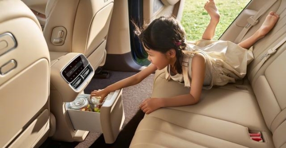 全新问界M7内饰全面升级，豪华与科技的完美结合