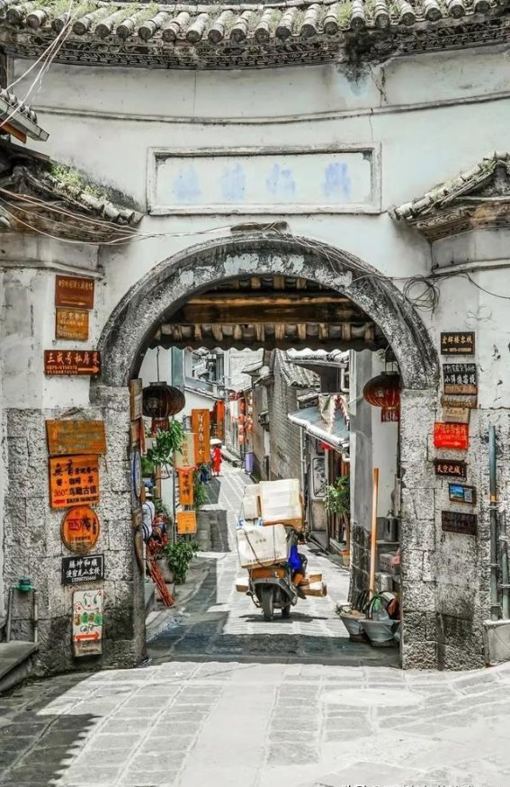 腾冲和顺古镇：一座活着的明清古镇，藏匿在云南边陲的诗意时光