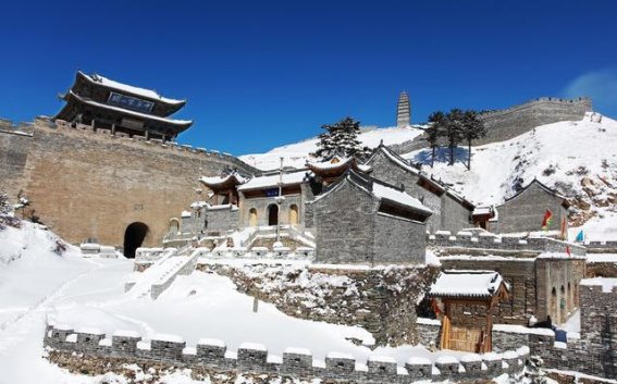 雁门关春节假日旅游热潮——春光熠熠，游客如潮