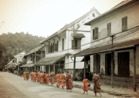 在老挝旅行中的感悟与反思