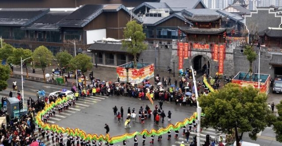 张家界元宵灯会：五十万人的节日狂欢