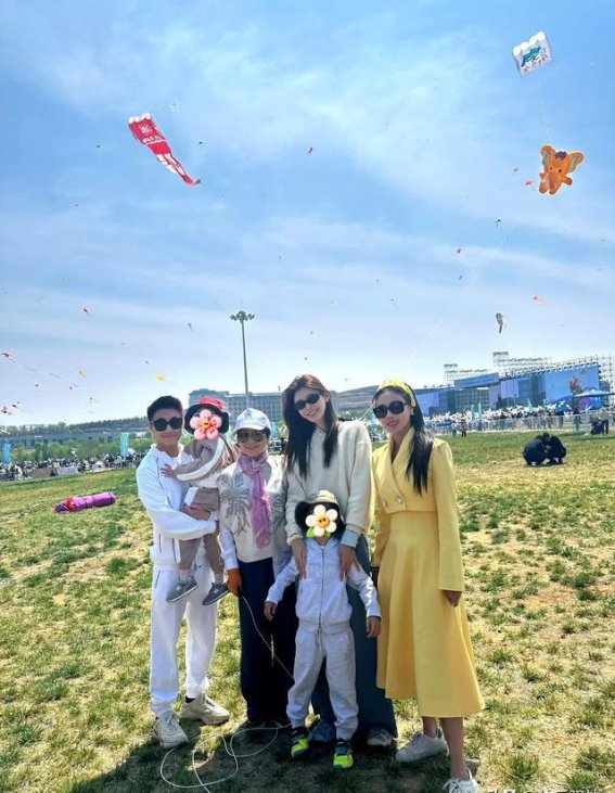 何猷君与奚梦瑶携家人畅游潍坊 感受传统风筝文化