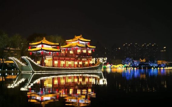 长安灯影，元宵夜的温暖回忆