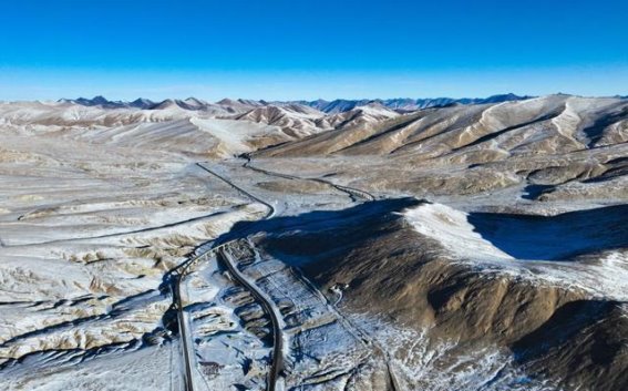 青藏公路：穿越雪域高原，见证天路的传奇