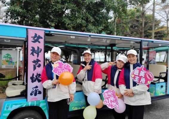 深圳湾观光线妇女节主题车辆：让女性力量在出行中绽放