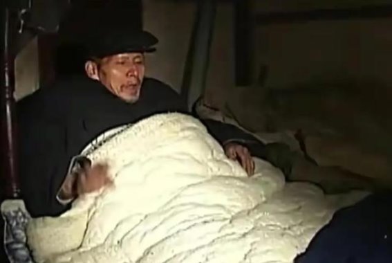 睡姿与寿命的关系：长期仰卧睡觉的老人，死亡风险显著增加